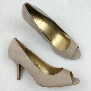 LOFT Vegan Faux Suede Peep Toe Pumps Sz 9 excellent condition. Comfortable shoe